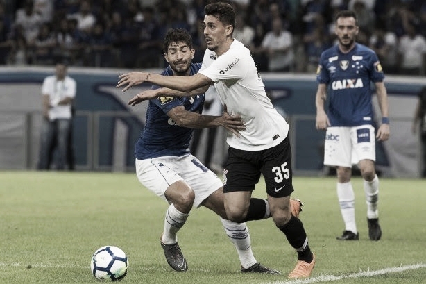 Cruzeiro e Corinthians se enfrentam em primeiro jogo da final em busca de "taça milionária" Cruzeiro e Corinthians se enfrentam em primeiro jogo da final em busca de "taça milionária"