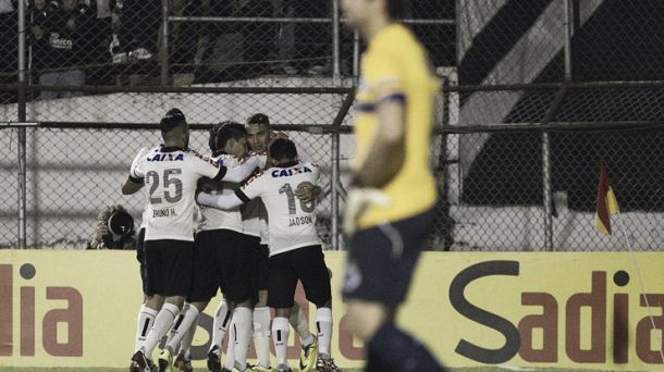 Com falha de Fábio, Corinthians vence Cruzeiro e alcança o G4