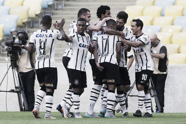 Corinthians aproveita erros do Flamengo e vence com tranquilidade no Maracanã