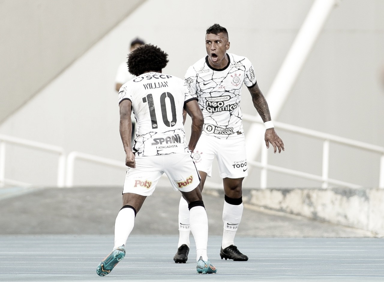 Avassalador no primeiro tempo, Corinthians supera Botafogo fora de casa