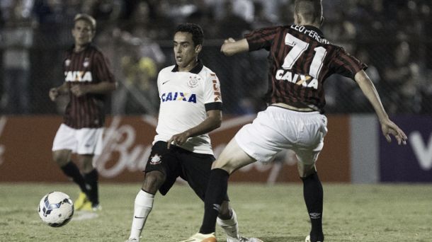 Em jogo ruim, Corinthians e Furacão ficam no empate Em jogo ruim, Corinthians e Furacão ficam no empate