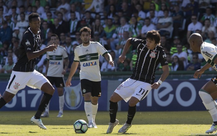 Corinthians e Coritiba se enfrentam em jogo que decidirá o futuro dos times no campeonato