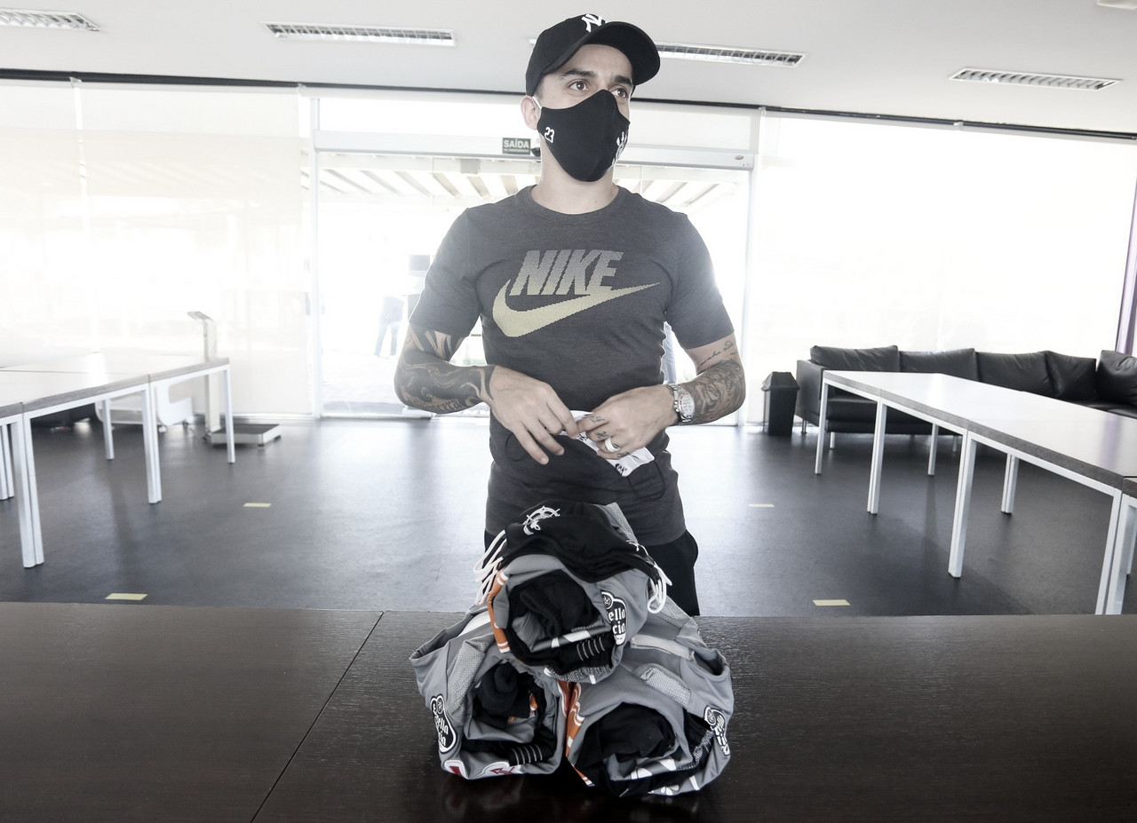 Jogadores do Corinthians recebem kits com materiais de treino antes de retornar às atividades Jogadores do Corinthians recebem kits com materiais de treino antes de retornar às atividades