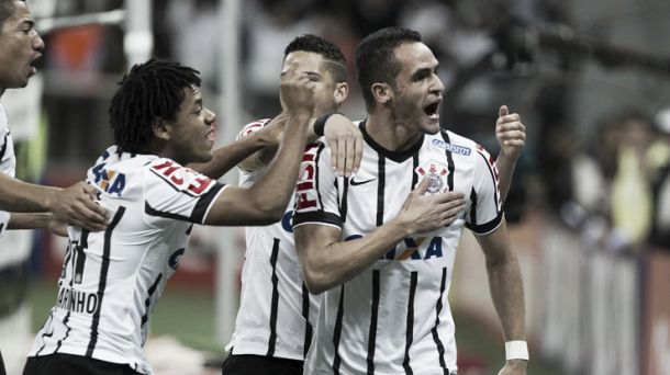 Corinthians passa pelo Bragantino, espanta a crise e avança