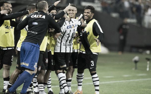 Corinthians supera Sport em jogo eletrizante com pênalti no fim e assume liderança provisória