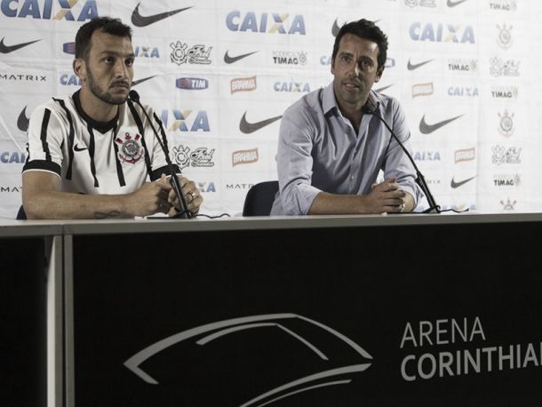 Edu Dracena é apresentado como novo reforço do Corinthians