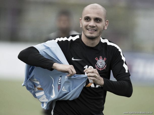 Fábio Santos minimiza adiamento de salários no Corinthians: "Sabemos que estão correndo atrás" Fábio Santos minimiza adiamento de salários no Corinthians: "Sabemos que estão correndo atrás"