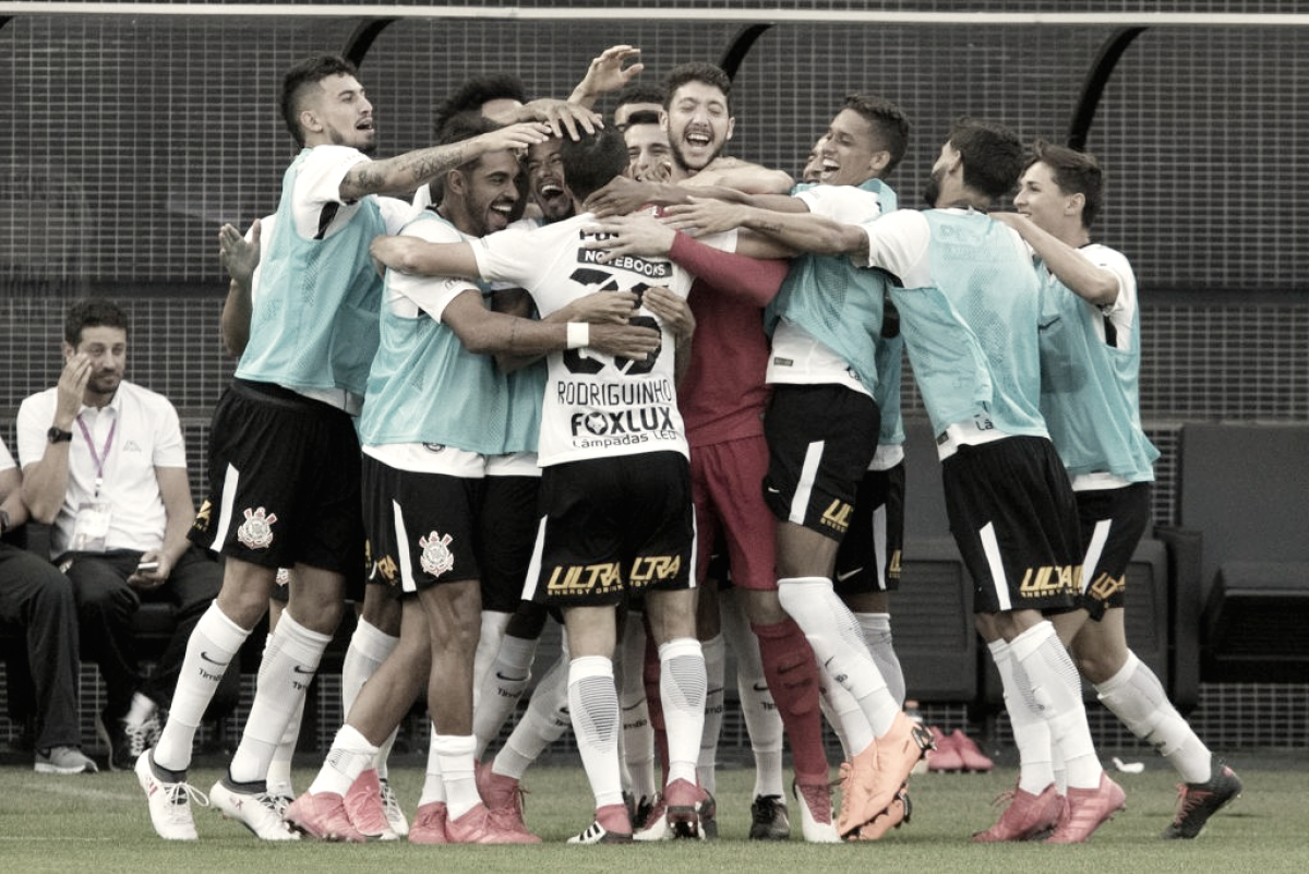 Com arbitragem polêmica, Corinthians bate Palmeiras e tira invencibilidade do rival