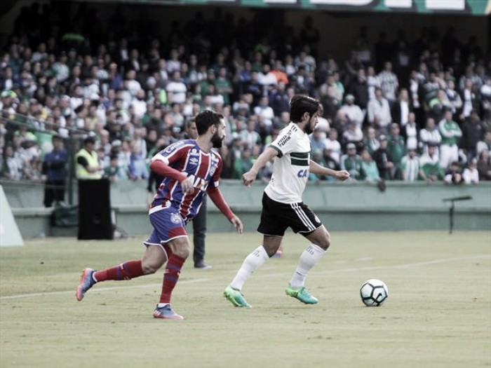 Em jogo nervoso, Coritiba e Bahia empatam sem gols no Couto Pereira