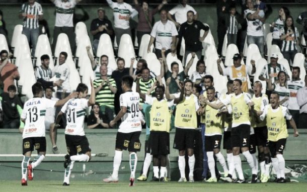 Coritiba sai da lanterna após vencer Palmeiras e reencontra caminho das vitórias