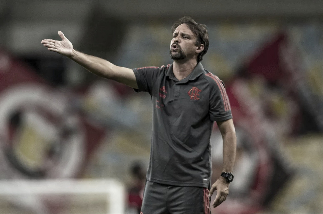 Maurício Souza lamenta ambiente de decepção no Flamengo após insucessos na temporada e pede desculpas à torcida