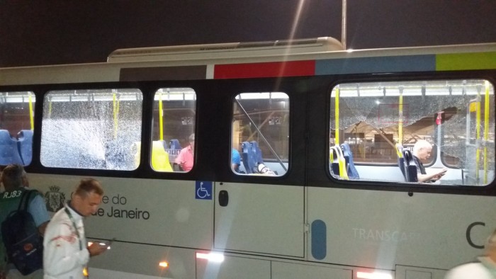 Bala perdida atinge ônibus que transportava imprensa nos Jogos Olímpicos