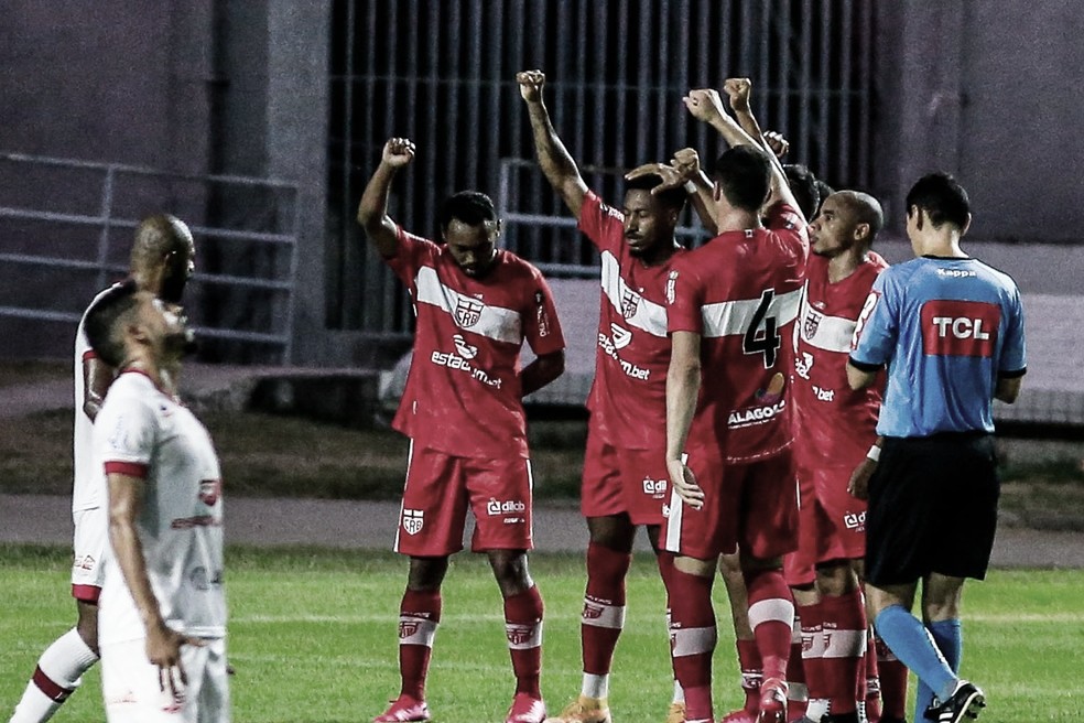 CRB vence e afunda Náutico na zona de rebaixamento CRB vence e afunda Náutico na zona de rebaixamento