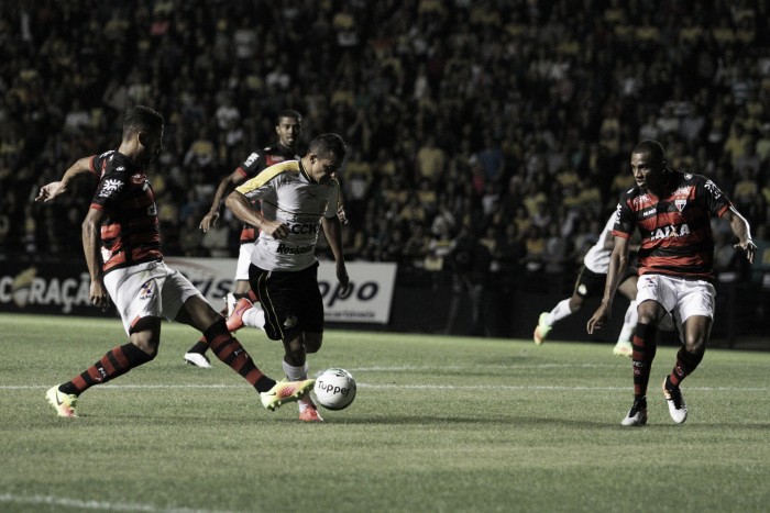 Atlético-GO marca no último lance, vence Criciúma de virada e fica cada vez mais perto do acesso