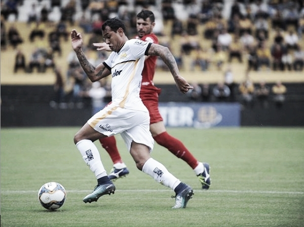 Criciúma e Vila Nova ficam no empate e permanecem na parte
de baixo da tabela Criciúma e Vila Nova ficam no empate e permanecem na parte
de baixo da tabela