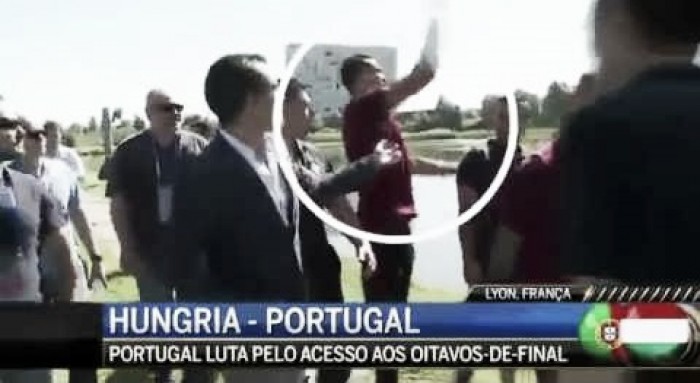 Irritado, Cristiano Ronaldo atira microfone de jornalista em lago na França