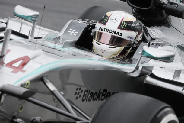 Lewis Hamilton le da con el mazo a la fiebre