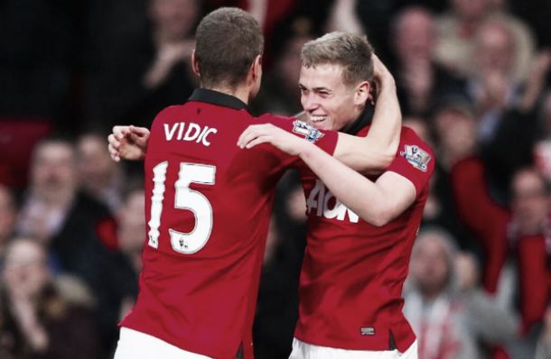 Vidic y Giggs dicen adiós a Old Trafford con victoria