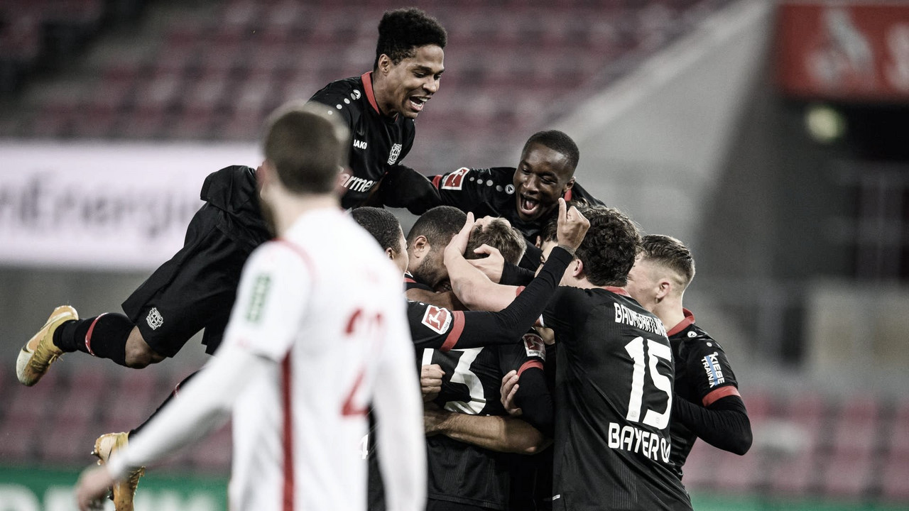 Bayer Leverkusen vence Colônia e segue líder da Bundesliga