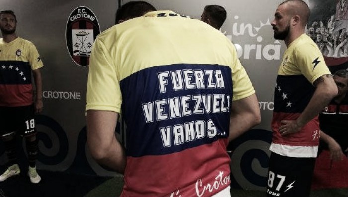 El Crotone salió al campo luciendo unas camisetas en solidaridad con Venezuela