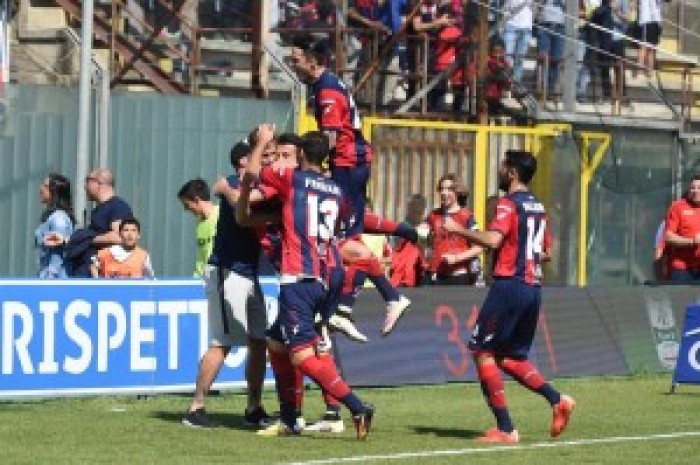 Il Latina si prende un punto contro un placido Crotone: 1-1 allo Scida