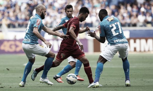 Damião decide, Cruzeiro vence São Paulo e segue sonhando com G-4 Damião decide, Cruzeiro vence São Paulo e segue sonhando com G-4