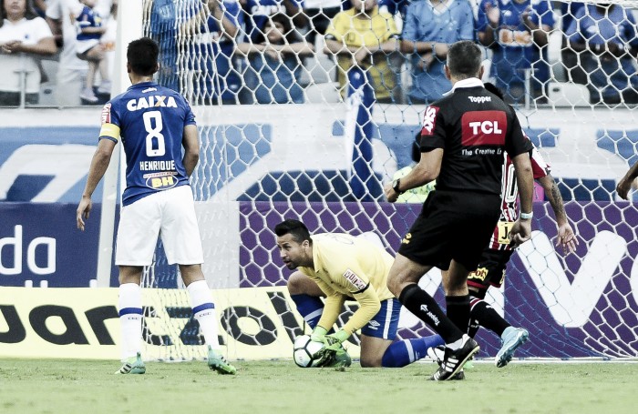 De volta à titularidade, goleiro Fábio exalta fé para retornar à meta do Cruzeiro