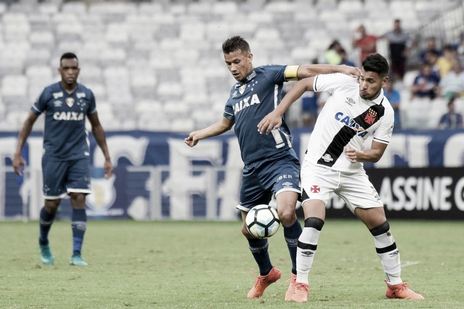 Com tabu em jogo, Cruzeiro e Vasco duelam para se afastar do Z-4