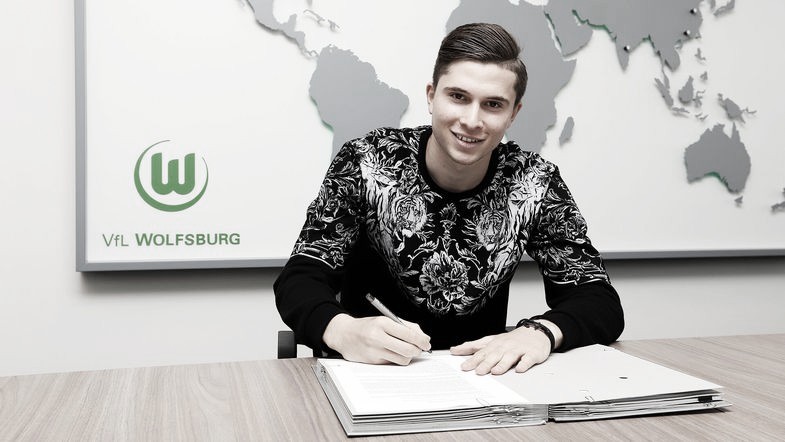 Pretendido por Sevilla e Chelsea, Elvis Rexhbecaj tem contrato renovado com Wolfsburg Pretendido por Sevilla e Chelsea, Elvis Rexhbecaj tem contrato renovado com Wolfsburg