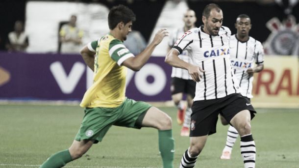 Corinthians sai atrás do Coritiba, mas consegue no último lance empate ruim para os dois times