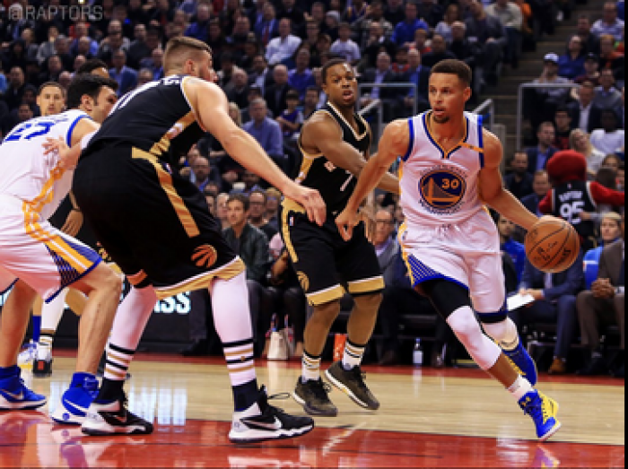 NBA - Curry e Durant danno spettacolo: battuti anche i Raptors