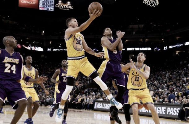 NBA, i Golden State Warriors scrivono la storia: Lakers ko (111-77) e 16-0!