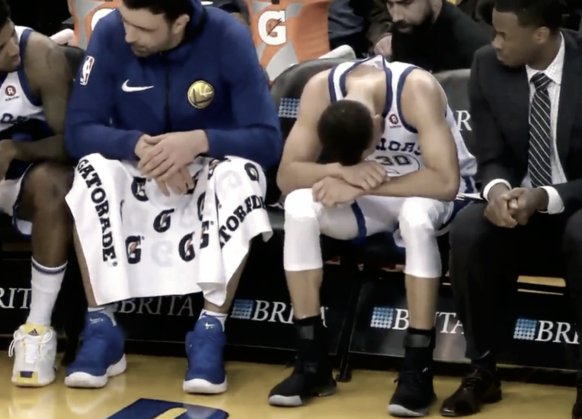 Curry retorna, mas sofre lesão no joelho e pode desfalcar Warriors na primeira fase dos playoffs