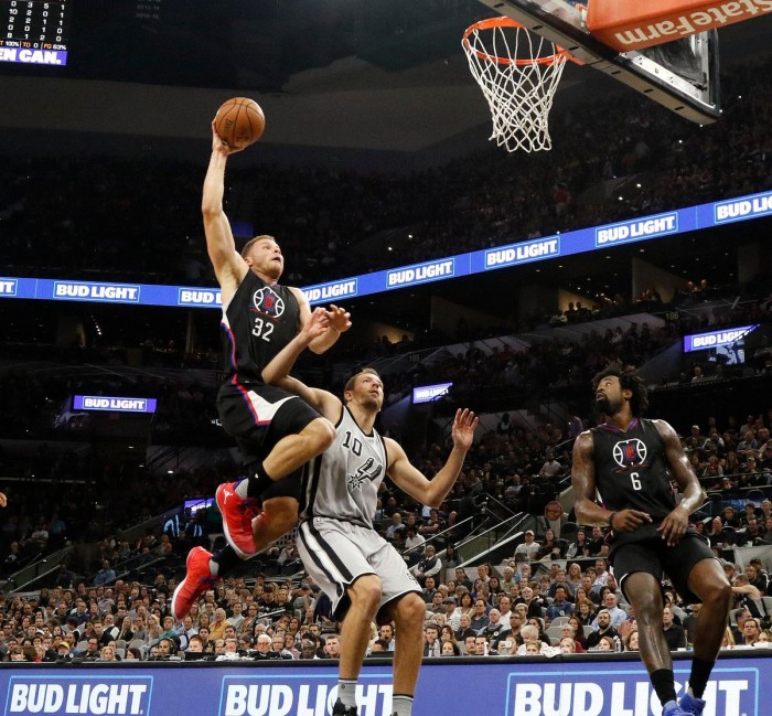 L'attacco dei Clippers travolge San Antonio a domicilio (92-116)