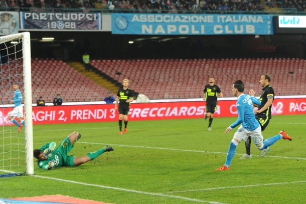 El Nápoles golea sin piedad al Hellas Verona