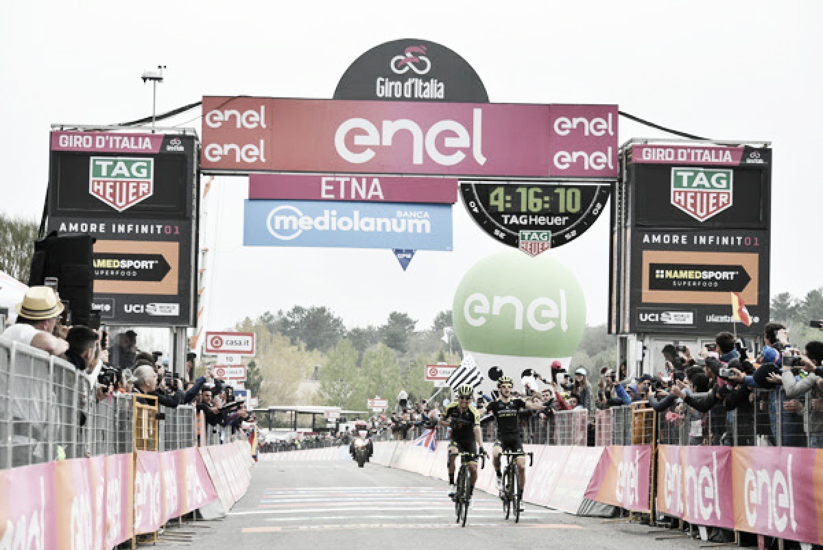 Giro d'Italia, Chaves e Yates show sull'Etna. Il britannico in rosa