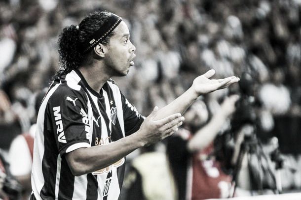 Ronaldinho perde avião e não participa de despedida de Deco