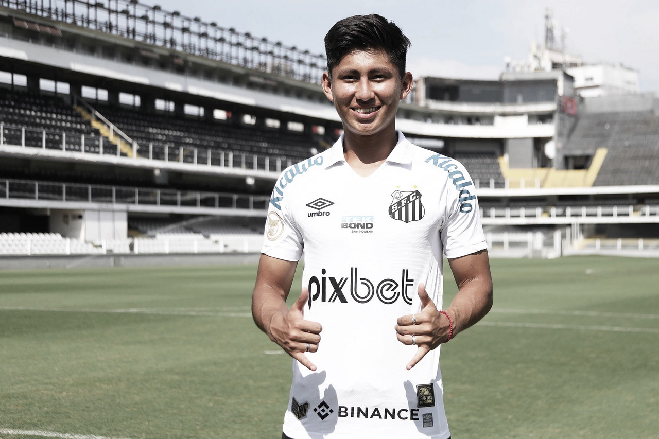 Jovem promessa, Miguel Terceros assina primeiro contrato profissional com Santos