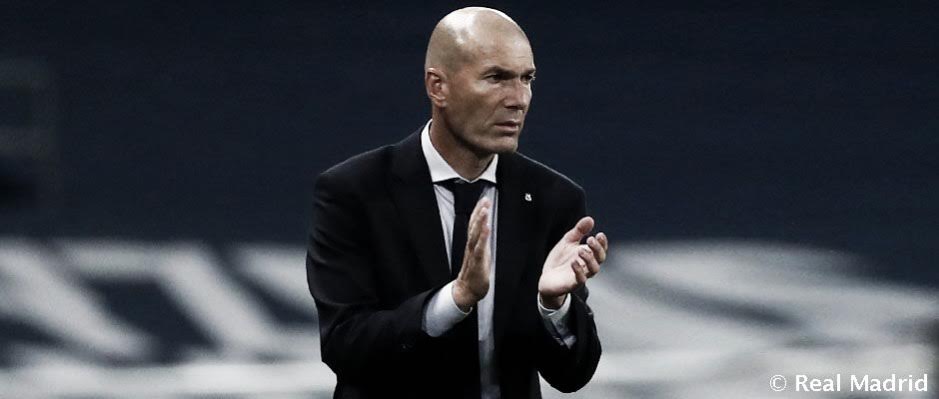 Zidane sube los ánimos en el vestuario haciendo de escudo para los jugadores Zidane sube los ánimos en el vestuario haciendo de escudo para los jugadores