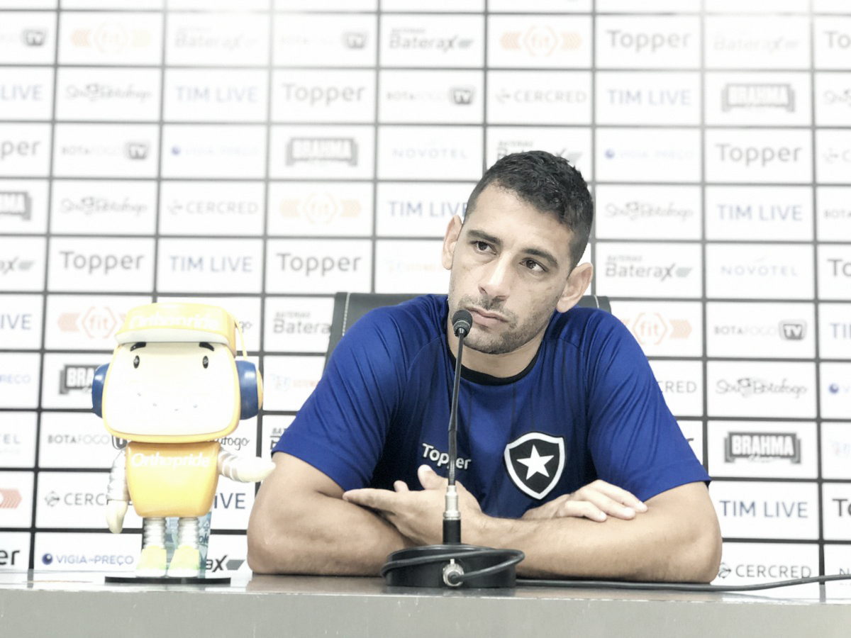 Diego Souza enaltece Barroca e ignora jejum de gols: "As coisas vão acontecer naturalmente"