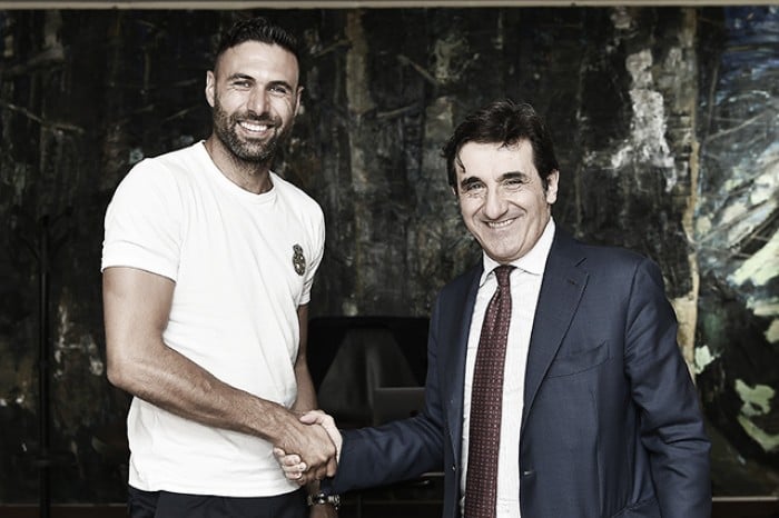 Torino anuncia contratação do goleiro Sirigu, ex-Sevilla