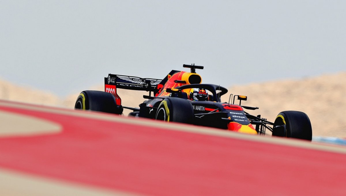 F1, GP del Bahrain - Ricciardo in testa, Ferrari e Mercedes vicine!