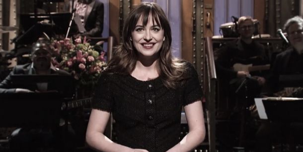 Dakota Johnson presenta 'Saturday Night Live' con sus padres en el público