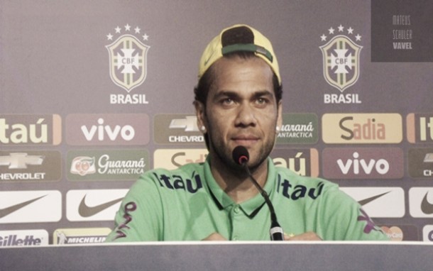 Daniel Alves se mostra feliz por voltar à terra natal em jogo da Seleção: "Uma honra estar aqui"