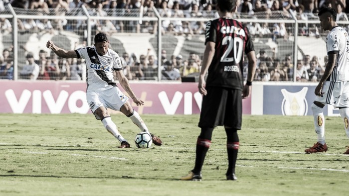 Com dois gols de Danilo Barcelos, Ponte Preta vence Atlético-PR em Campinas