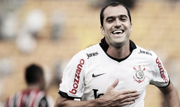 Após reunião, Corinthians encaminha renovação de Danilo