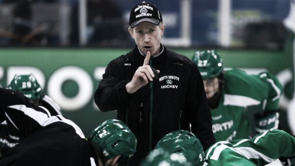 Dave Hakstol, nuevo entrenador de los Flyers