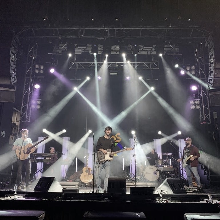 David Otero celebra sus 20 años en la música rodeado de amigos en "Otero y yo" 