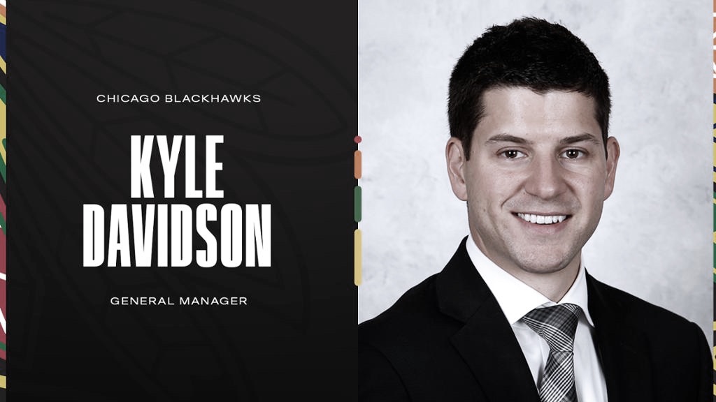 Kyle Davidson manager general de los Blackhawks
