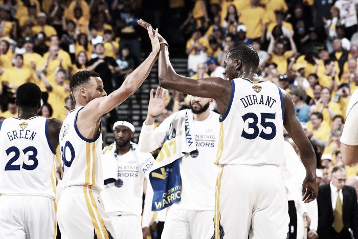 Durant e Curry brilham mais uma vez, Warriors vencem Cavaliers e ampliam vantagem nas finais
